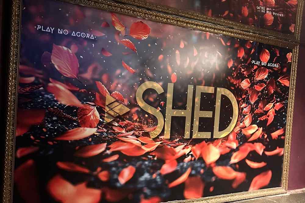 Montra do Club Shed com imagem impressa em grande formato dentro de moldura dourada