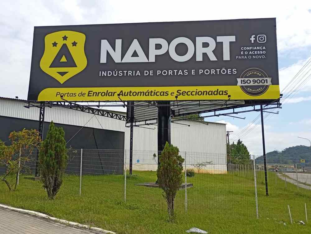 Outdoor da Naport em lona impressa sobre estrutura metálica junto à fábrica