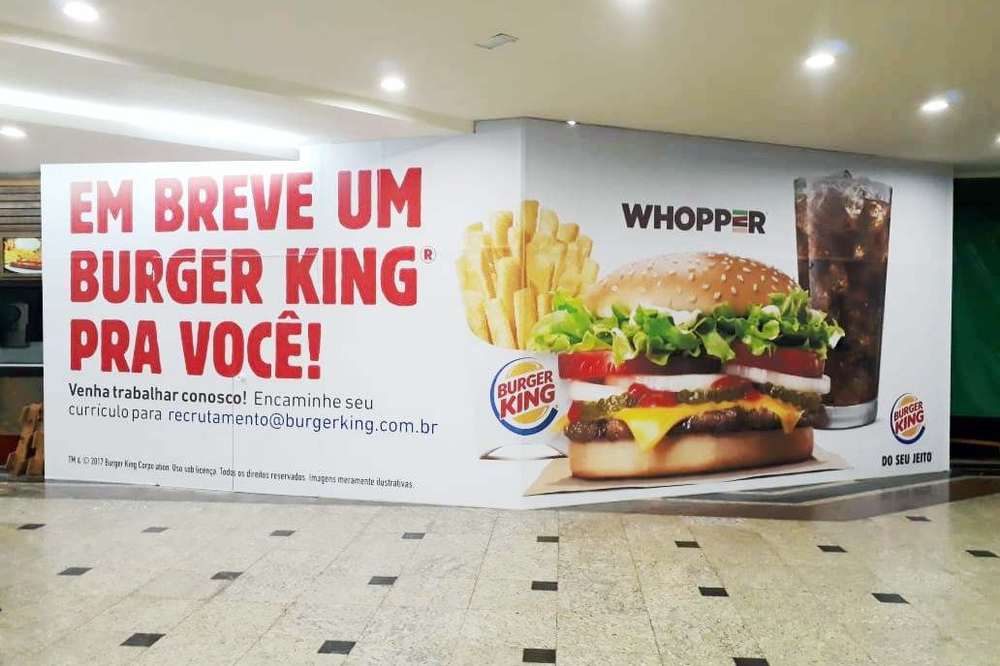 Tapume de obra em centro comercial revestido com vinil impresso do Burger King